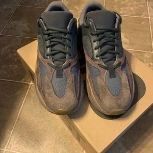 Adidas Yeezy 700 Mauve